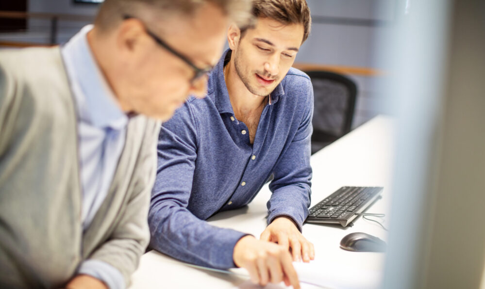Sales engineer samen met een project engineer